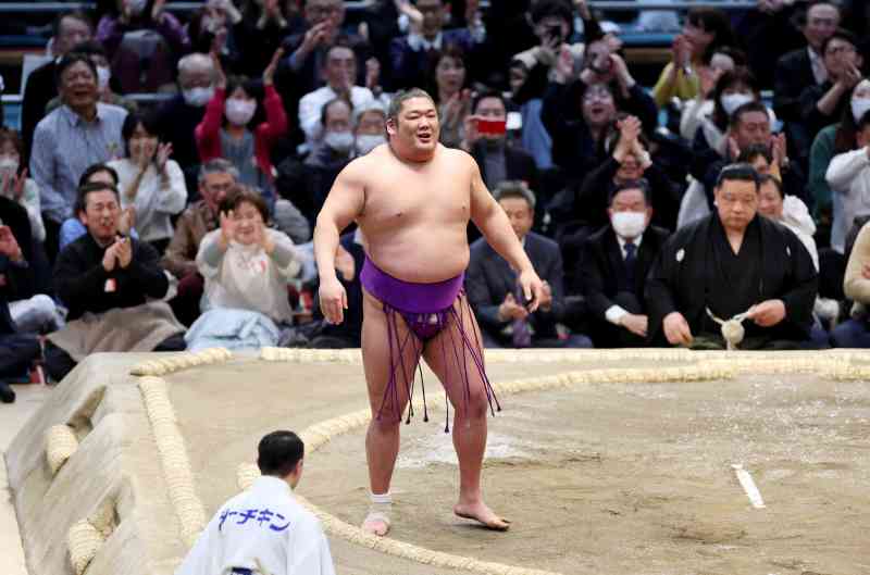 Takerufuji es el primer luchador en 110 años en ganar el trofeo en su primera temporada en la máxima división del sumo