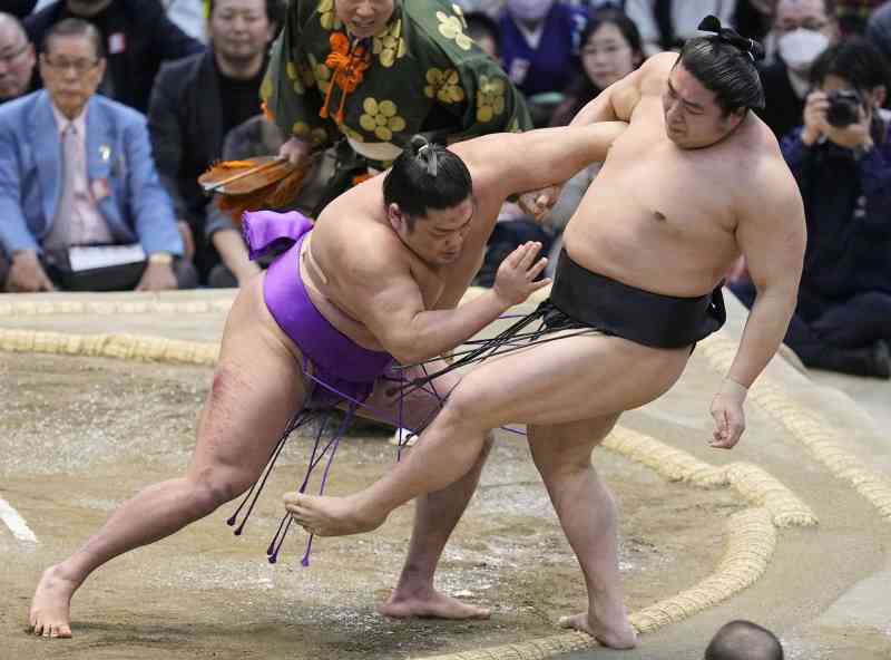 Takerufuji lucha contra Wakamotoharu en el torneo anterior